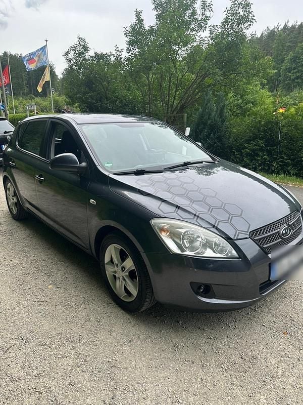 Grün Gebraucht 2008 Kia Ceed Limousine | 2.100 € (Fairer Preis) - Bild 1/4