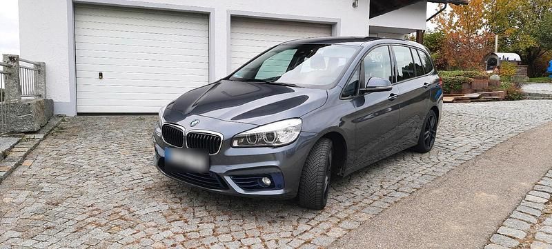 Grau Gebraucht 2016 BMW 220 Gran Tourer Van / Kleinbus | 9.900 € (Guter Preis) - Bild 1/4