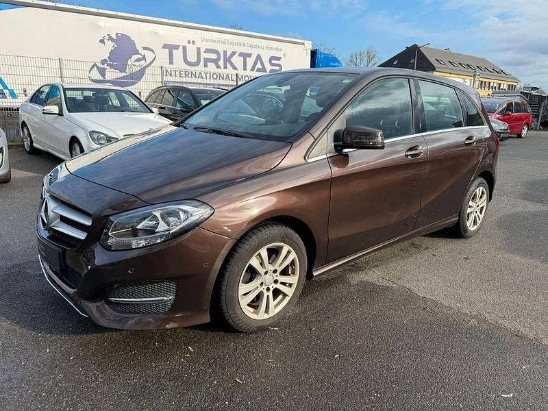 Gebraucht Mercedes B180 122 PS (89 kW) 2016 Braun Van / Kleinbus