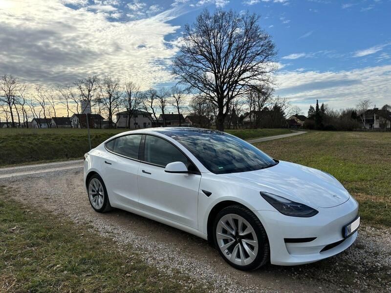 Weiß Gebraucht 2022 Tesla Model 3 Standard Range Plus Limousine | 26.500 € (Superpreis) - Bild 1/4