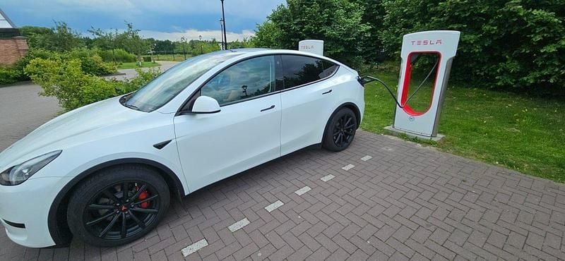 Weiß Gebraucht 2023 Tesla Model Y Standard Range SUV | 29.999 € (Superpreis) - Bild 1/1