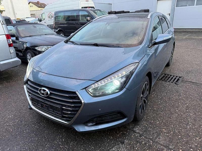 Gebraucht Hyundai i40 Style 141 PS (103 kW) 2016 Mineral blue / met Kombi