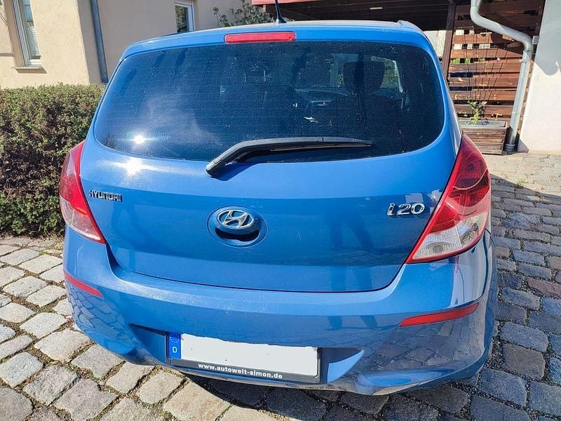 Gebraucht Hyundai i20 101 PS (74 kW) 2014 Blau Kleinwagen