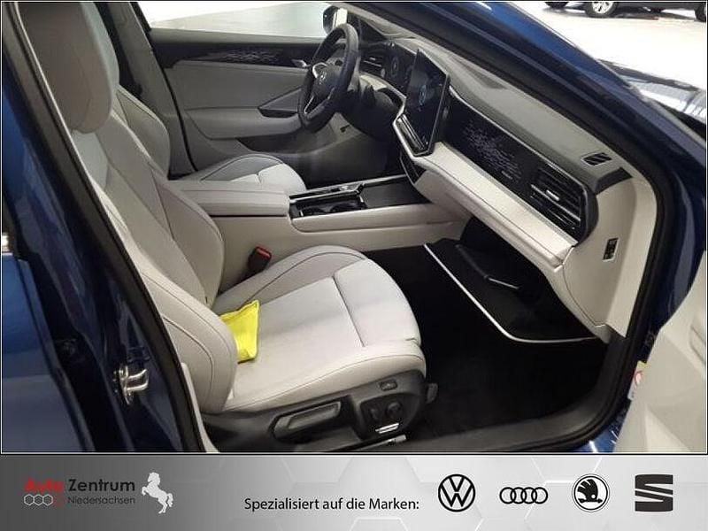 Reef blue metallic Gebraucht 2025 VW Passat Elegance Kombi | 41.970 € (Superpreis) - Bild 1/4