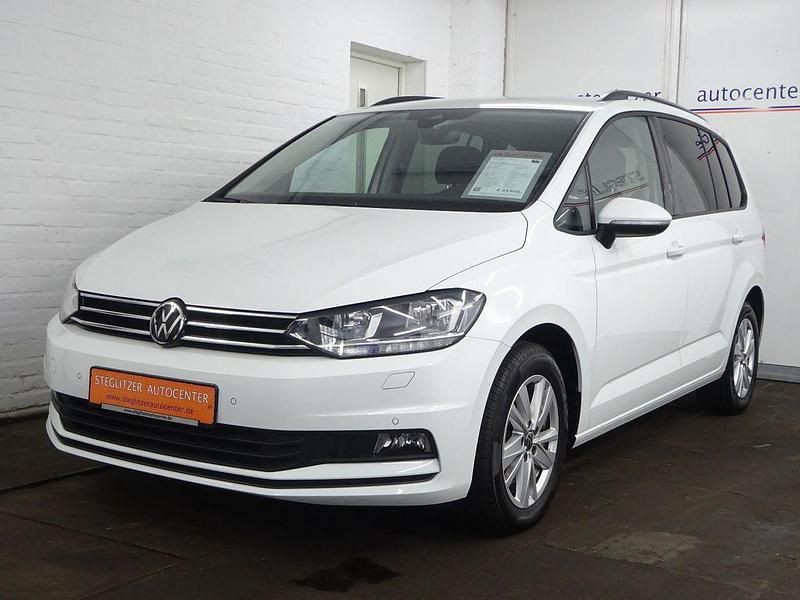 Pure white Gebraucht 2024 VW Touran Comfortline Van / Kleinbus | 31.900 € (Fairer Preis) - Bild 1/4