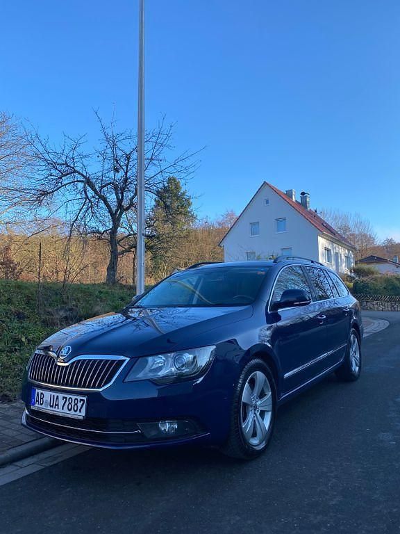 Blau Gebraucht 2014 Skoda Superb Best of Kombi | 7.500 € (Teuer) - Bild 1/4