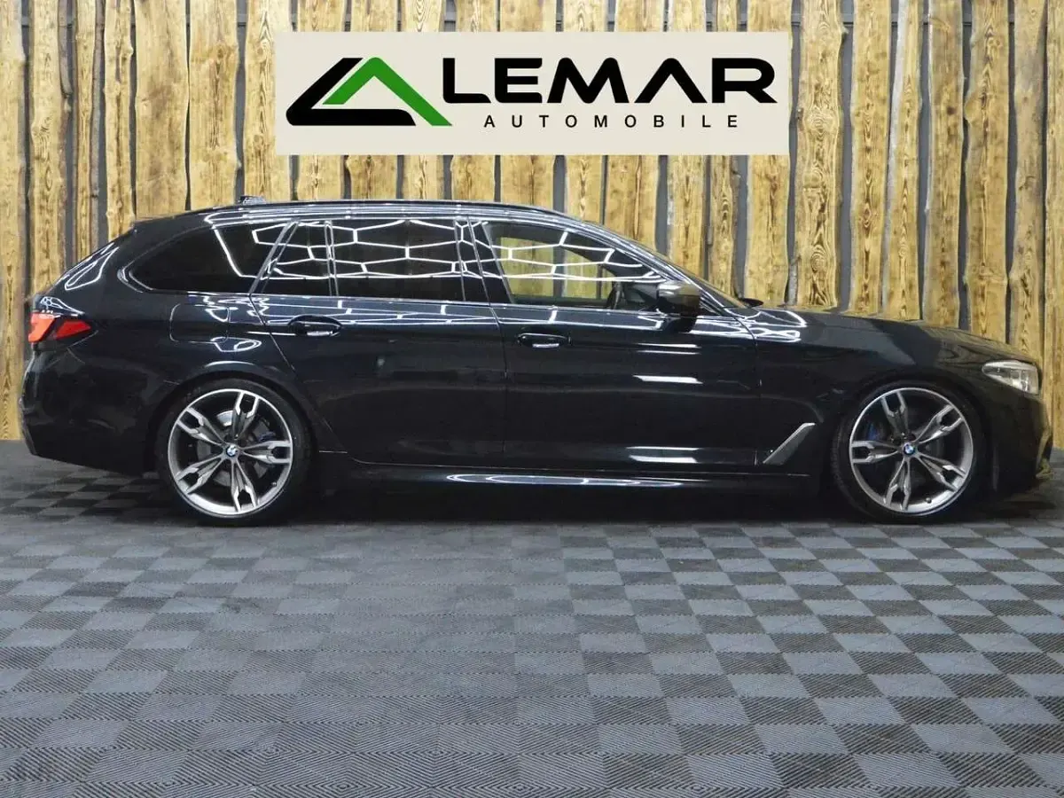 Gebraucht BMW 550 400 PS (294 kW) 2018 Black sapphire metallic Kombi