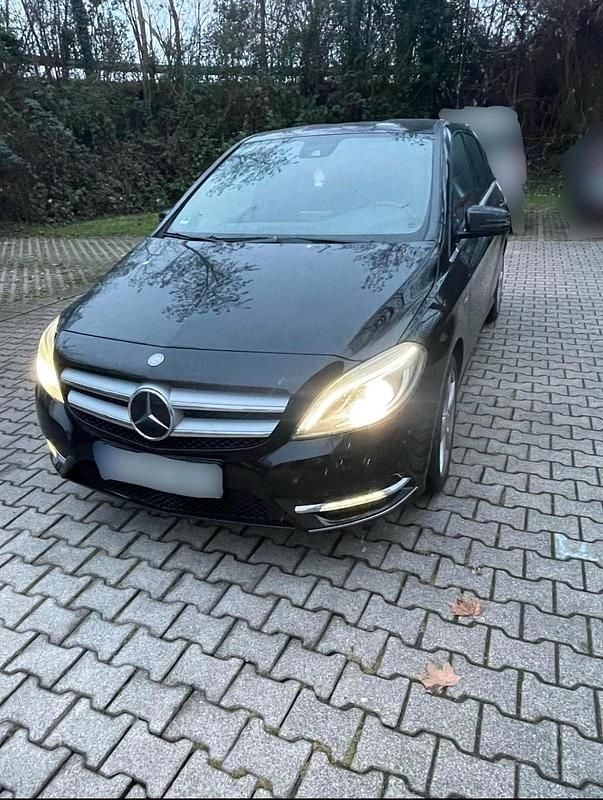 Schwarz Gebraucht 2012 Mercedes B200 Van / Kleinbus | 9.500 € (Guter Preis) - Bild 1/4