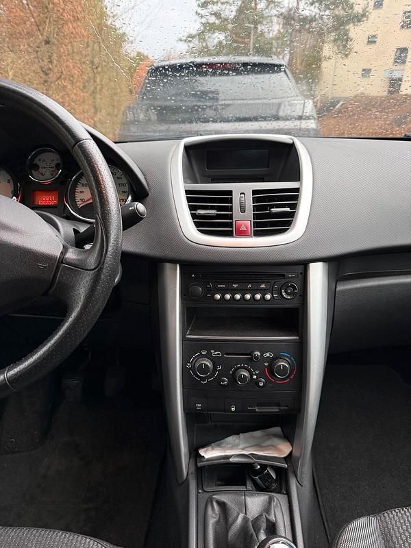 Gebraucht Peugeot 207 95 PS (69 kW) 2012 Grau Kleinwagen