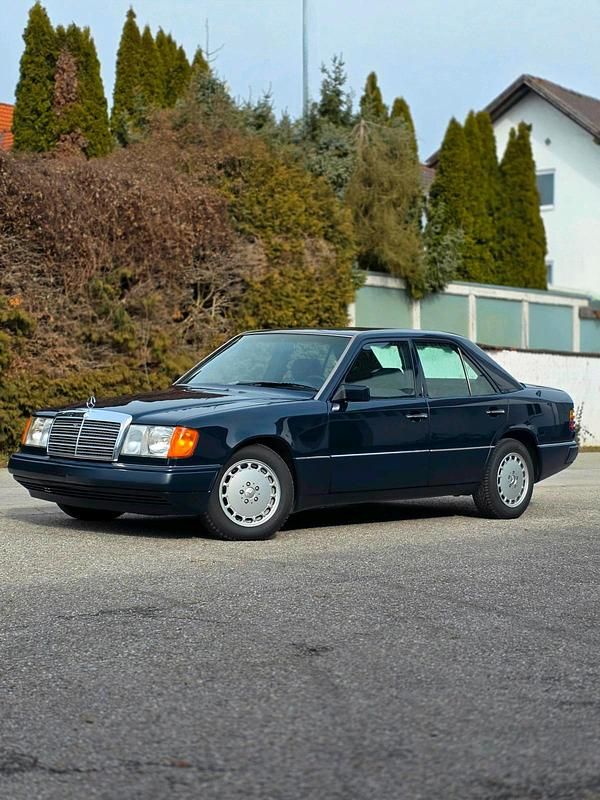 Gebraucht Mercedes E200 118 PS (86 kW) 1990 Blau Limousine