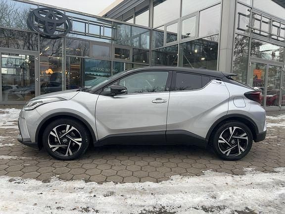 Shimmeringsilber metallic/ dach schwarz Gebraucht 2022 Toyota C-HR Team SUV | 25.980 € (Etwas zu teuer) - Bild 1/4