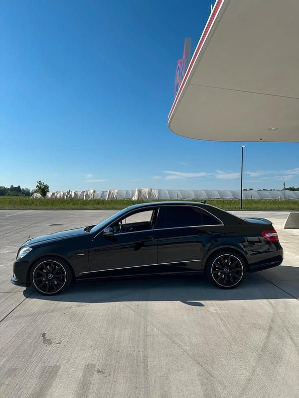 Schwarz Gebraucht 2010 Mercedes E350 Limousine | 12.999 € (Teuer) - Bild 1/4