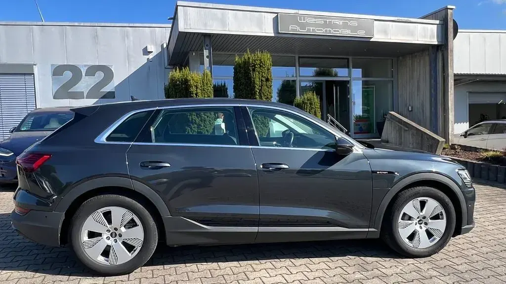 Gebraucht Audi e-tron Basis 300 kW (408 PS) 2021 Grau metallic SUV