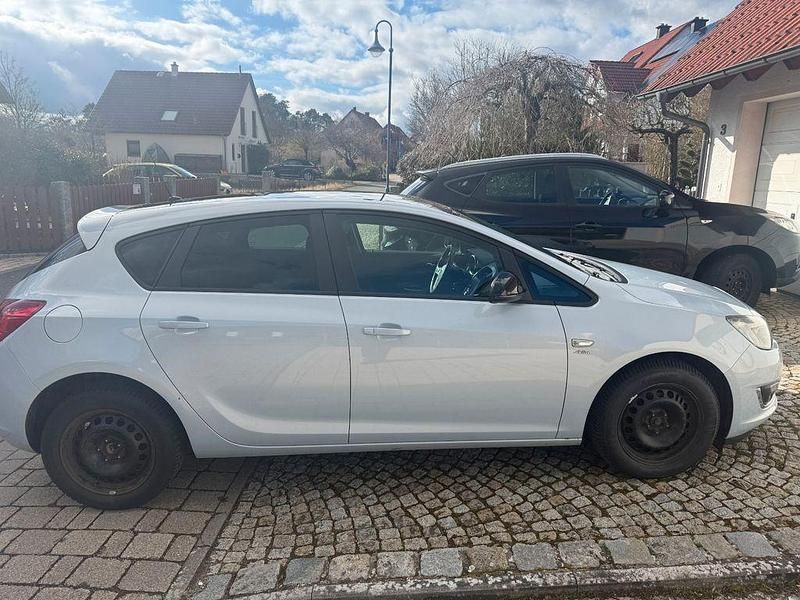 Second-hand Opel Astra 140 CP (102 kW) 2013 Alb Berlinǎ