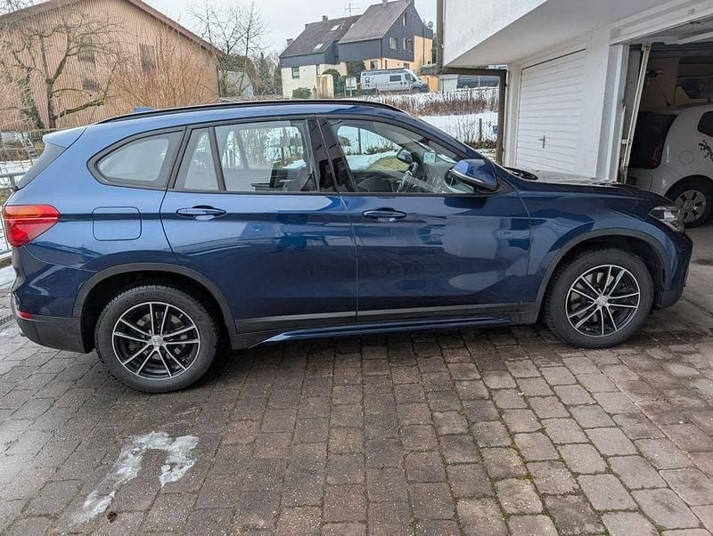 Blau Gebraucht 2019 BMW X1 Sport Line SUV | 17.999 € (Superpreis) - Bild 1/4