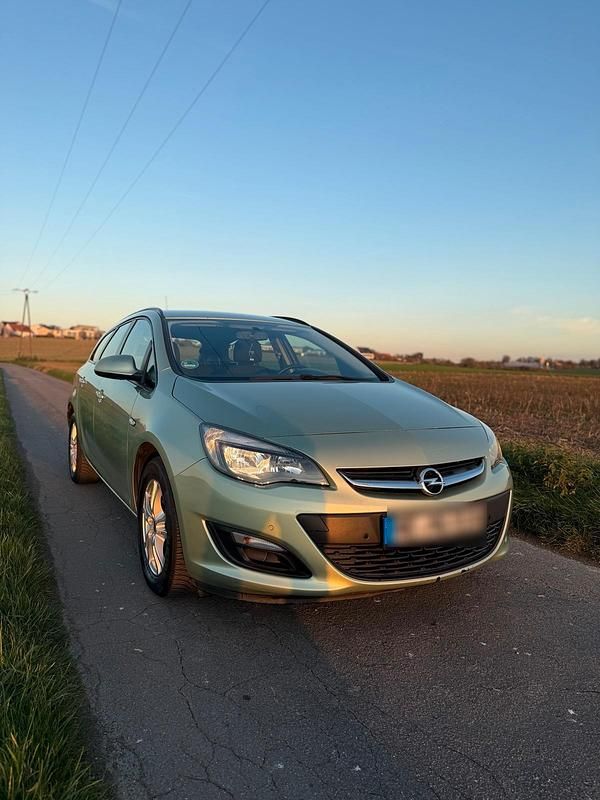 Grün Gebraucht 2013 Opel Astra Sport Kombi | 6.999 € (Fairer Preis) - Bild 1/4