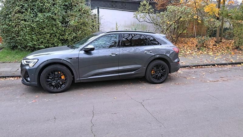 Gebraucht Audi e-tron S-Line 230 kW (313 PS) 2021 Silber SUV