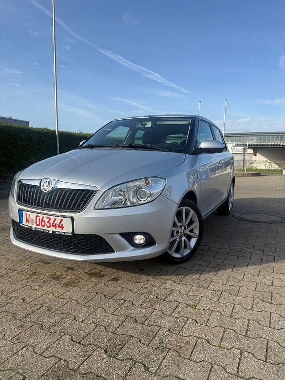 Silber Gebraucht 2014 Skoda Fabia Best of Limousine | 5.990 € (Guter Preis) - Bild 1/4
