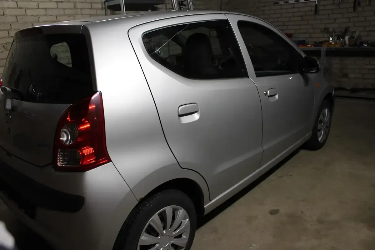 Gebraucht Nissan Pixo 69 PS (50 kW) 2010 Silber Kleinwagen