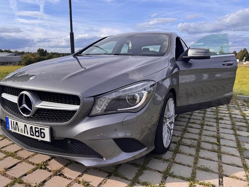 Grau Gebraucht 2013 Mercedes CLA200 AMG line Limousine | 14.000 € (Fairer Preis) - Bild 1/4