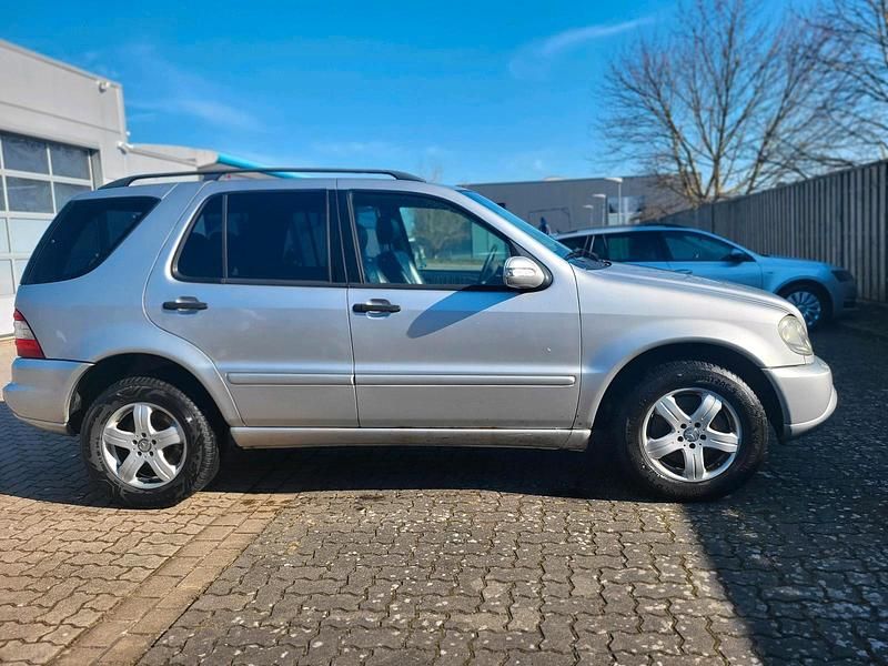 Gebraucht Mercedes ML270 163 PS (119 kW) 2001 Silber SUV
