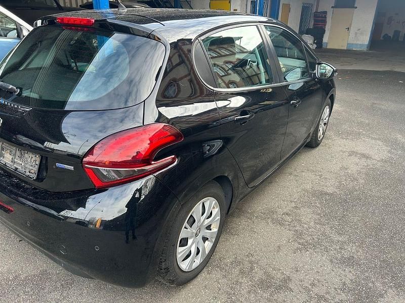 Gebraucht Peugeot 208 Active 82 PS (60 kW) 2017 Schwarz Kleinwagen
