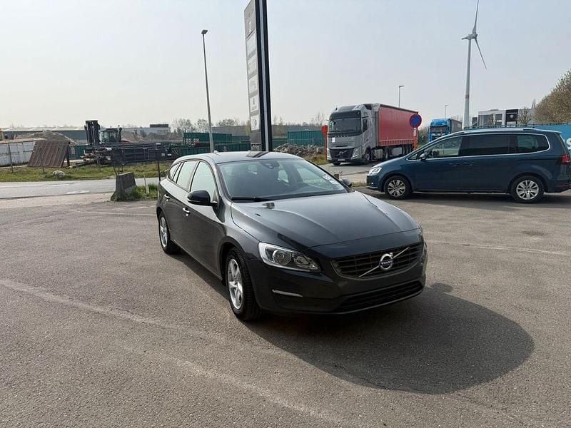 Gebraucht Volvo V60 120 PS (88 kW) 2018 Grau Kombi