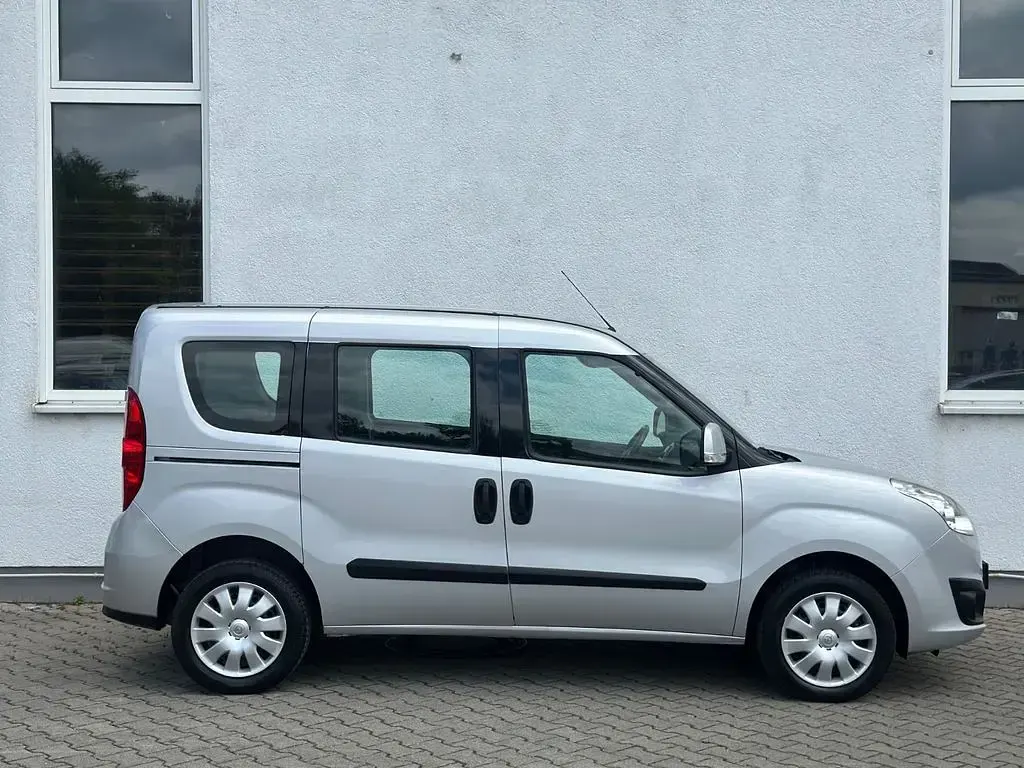 Gebraucht Opel Combo Edition 95 PS (69 kW) 2013 Silber Van / Kleinbus