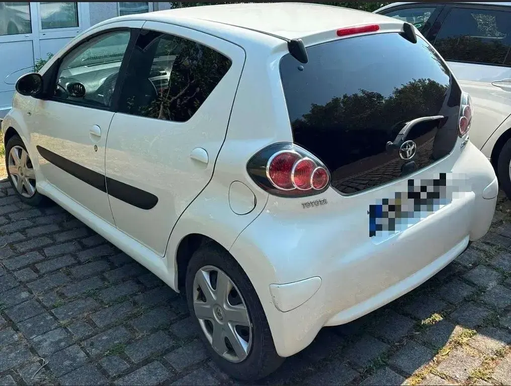 Gebraucht Toyota Aygo 68 PS (50 kW) 2011 Weiß Kleinwagen