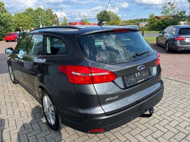 Grau Gebraucht 2016 Ford Focus Trend Limousine | 4.300 € (Etwas zu teuer) - Bild 1/4