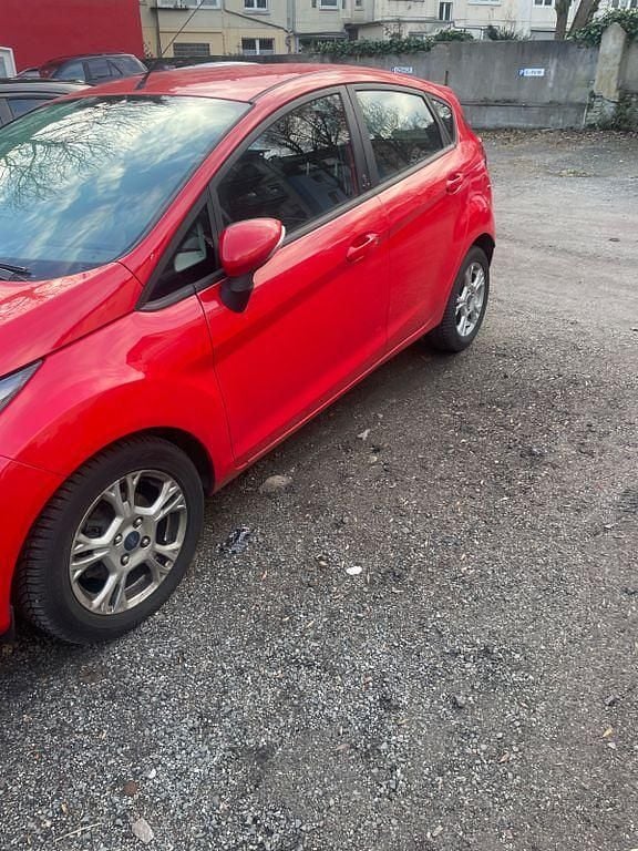 Gebraucht Ford Fiesta 80 PS (58 kW) 2013 Rot Limousine