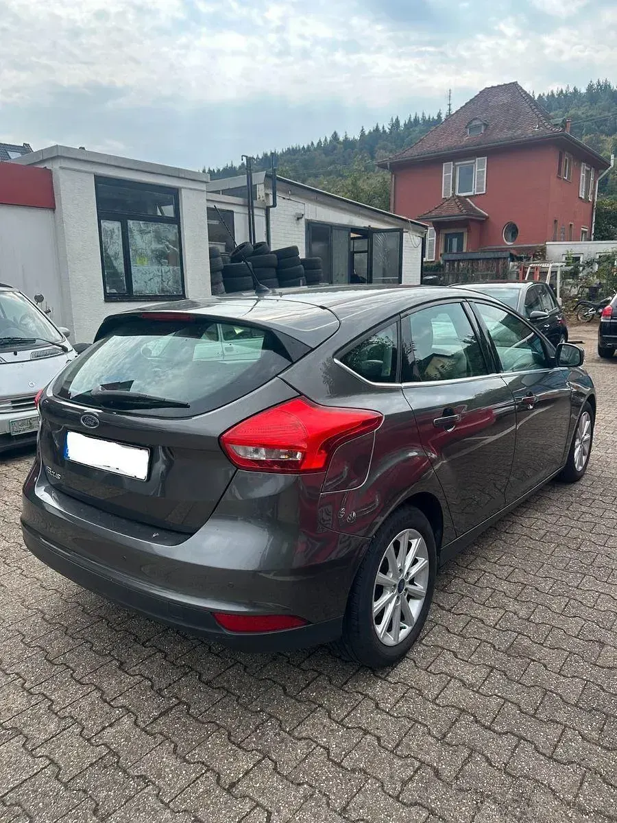 Gebraucht Ford Focus Titanium 120 PS (88 kW) 2015 Grau Kleinwagen