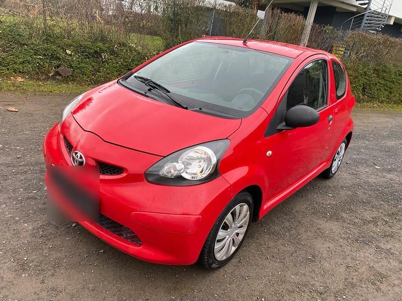 Gebraucht Toyota Aygo 68 PS (50 kW) 2009 Rot Kleinwagen