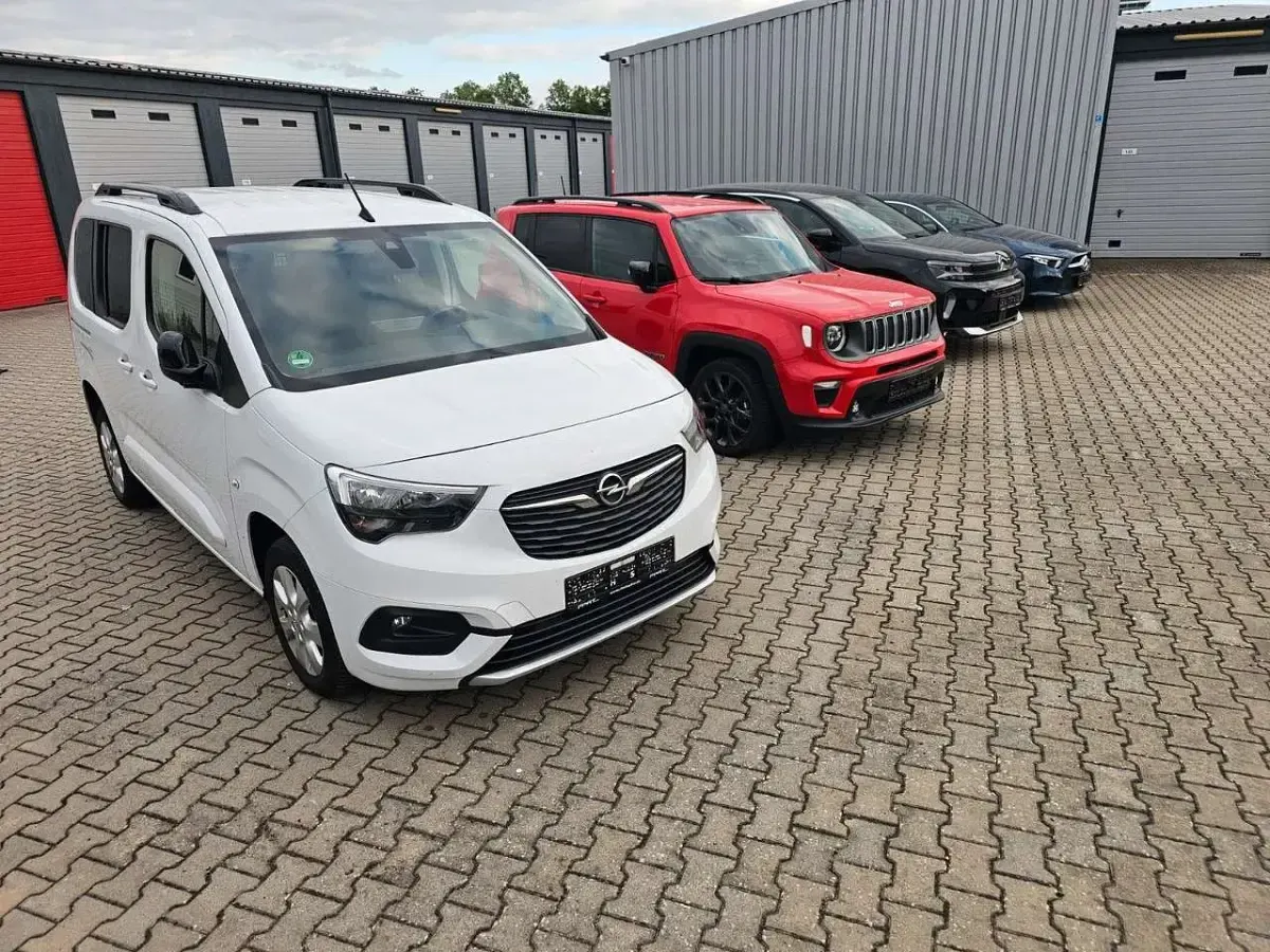 Gebraucht Opel Combo Life Ultimate 131 PS (96 kW) 2023 Casablancaweiss/glacier/arctic Van / Kleinbus
