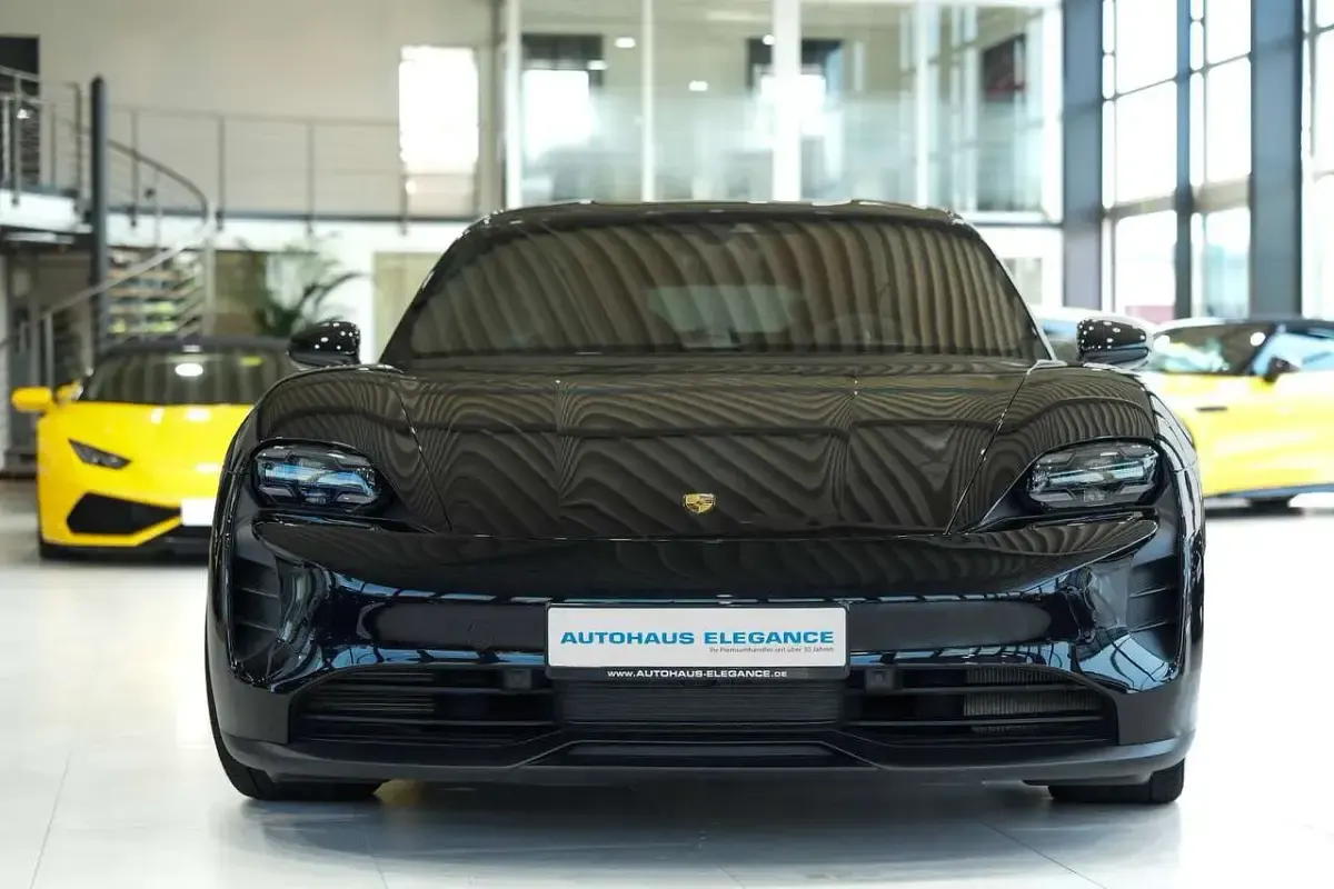 Gebraucht Porsche Taycan Chrono 439 kW (598 PS) 2022 Tiefschwarzmetallic Limousine