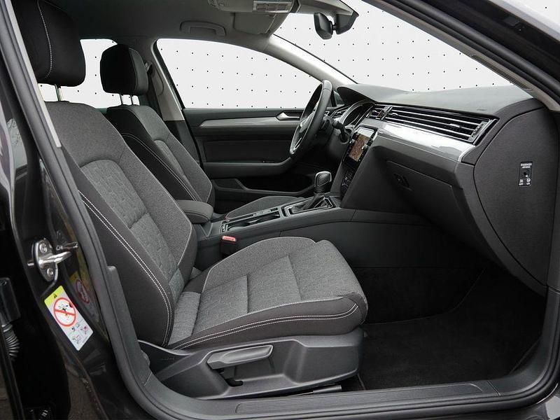 Gebraucht VW Passat Business 150 PS (110 kW) 2023 Mangangrau metallic Kombi