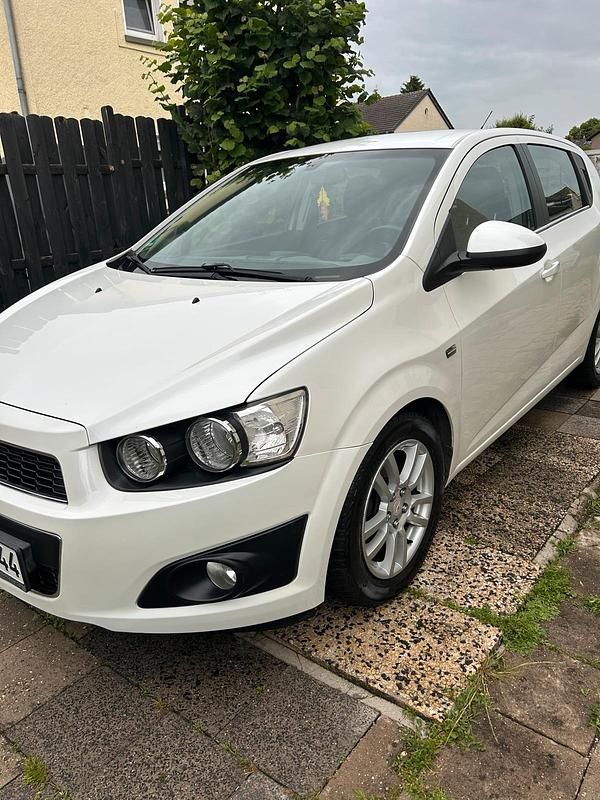 Weiß Gebraucht 2013 Chevrolet Aveo Limousine | 3.750 € (Fairer Preis) - Bild 1/4