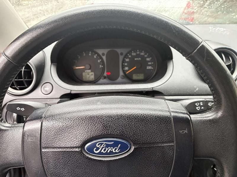 Grau Gebraucht 2003 Ford Fiesta Ghia Limousine | 1.000 € (Guter Preis) - Bild 1/4