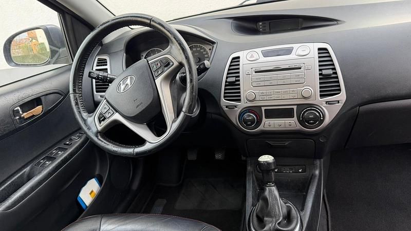 Grau Gebraucht 2012 Hyundai i20 Kleinwagen | 3.129 € (Fairer Preis) - Bild 1/4