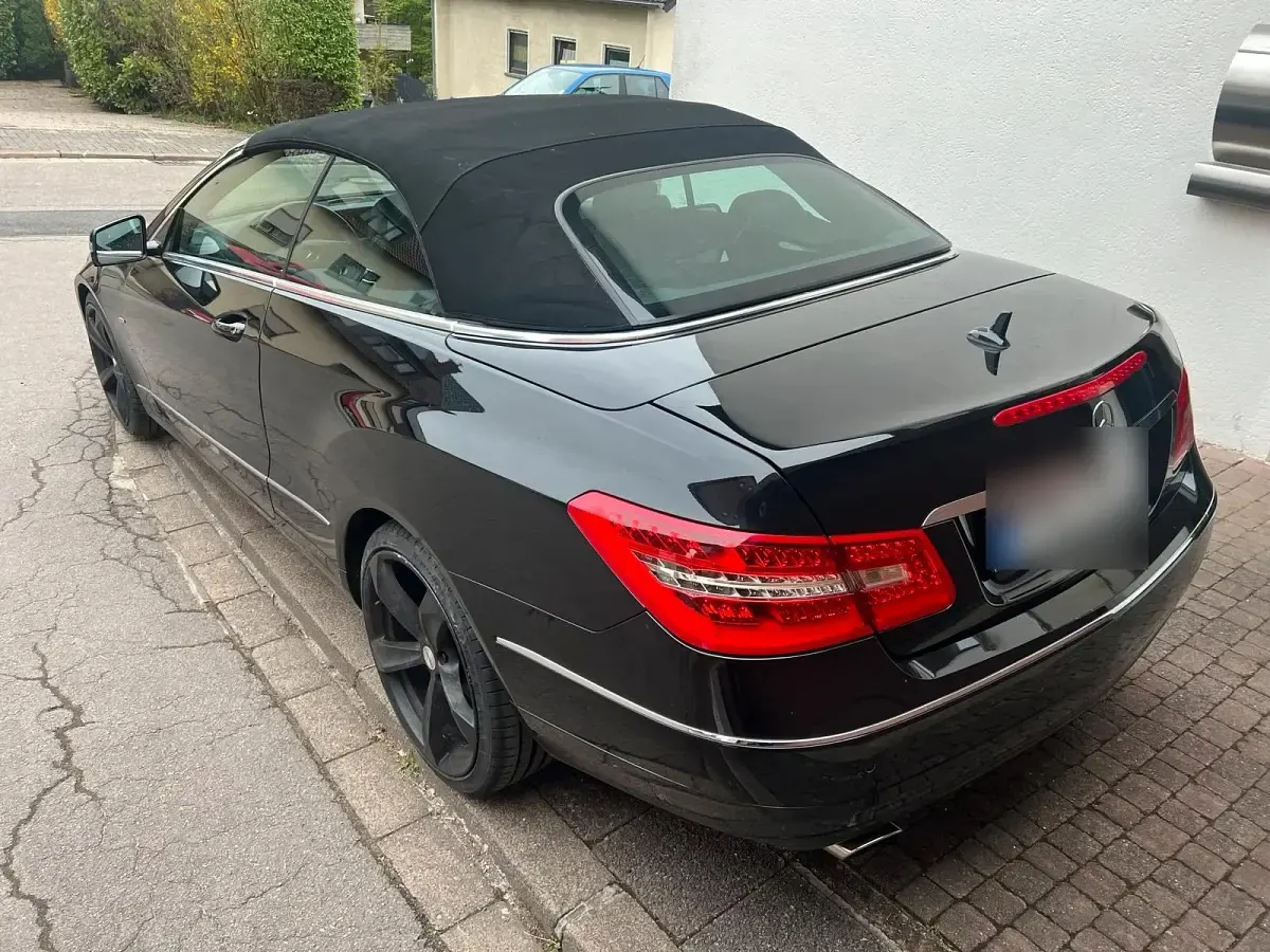 Gebraucht Mercedes E200 184 PS (135 kW) 2010 Schwarz Cabrio