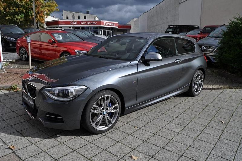Grau Gebraucht 2013 BMW M135 Sport Line Kleinwagen | 24.990 € (Teuer) - Bild 1/4