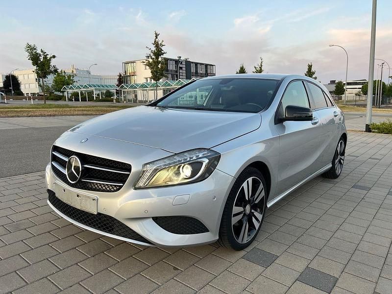 Silber Gebraucht 2015 Mercedes A180 Limousine | 12.890 € (Fairer Preis) - Bild 1/4