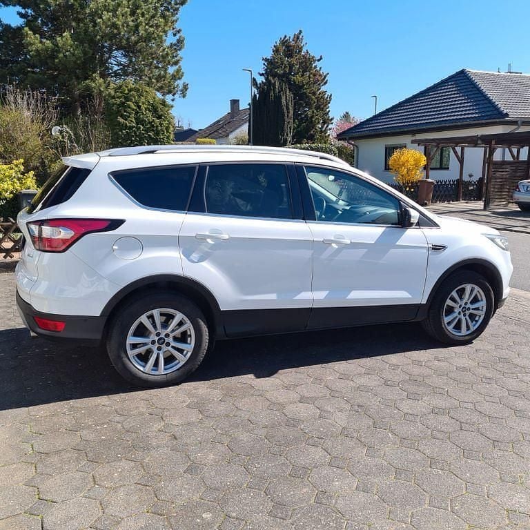 Gebraucht Ford Kuga Titanium 150 PS (110 kW) 2019 Weiß SUV