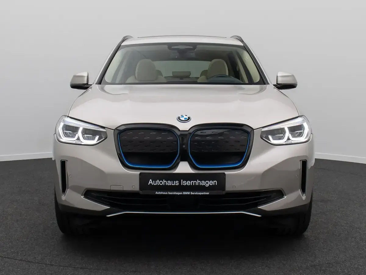 Gebraucht BMW iX3 Impressive 210 kW (286 PS) 2021 Kaschmirsilber  a72 SUV