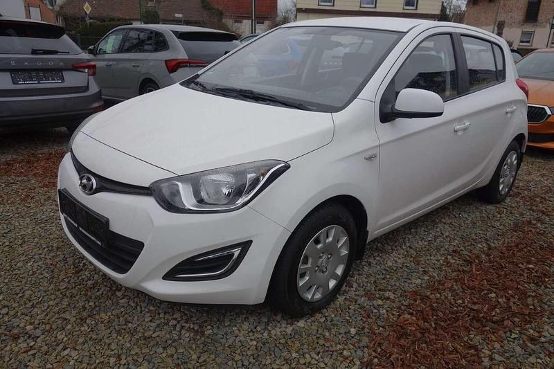 Gebraucht Hyundai i20 Classic 86 PS (63 kW) 2013 Coral white / sol Kleinwagen