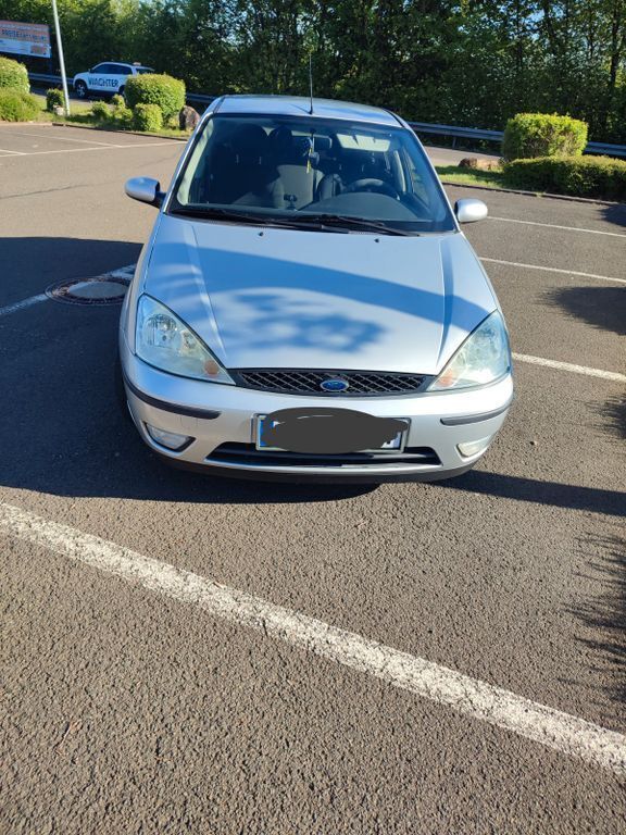 Silber Gebraucht 2002 Ford Focus Ambiente Limousine | 650 € (Guter Preis) - Bild 1/4