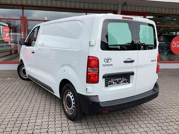 Gebraucht Toyota Proace 120 PS (88 kW) 2022 Schaumweiß Van / Kleinbus