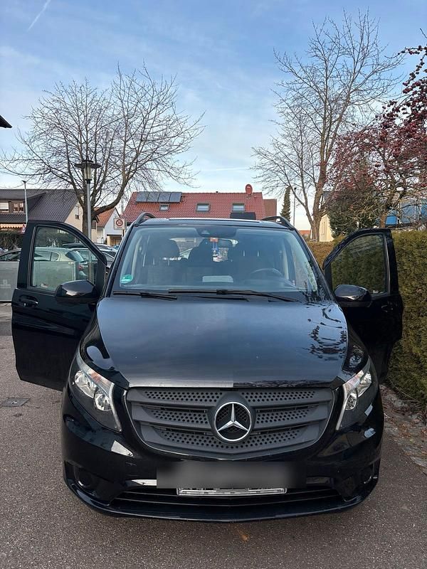 Schwarz Gebraucht 2020 Mercedes Vito Van | 25.500 € - Bild 1/4