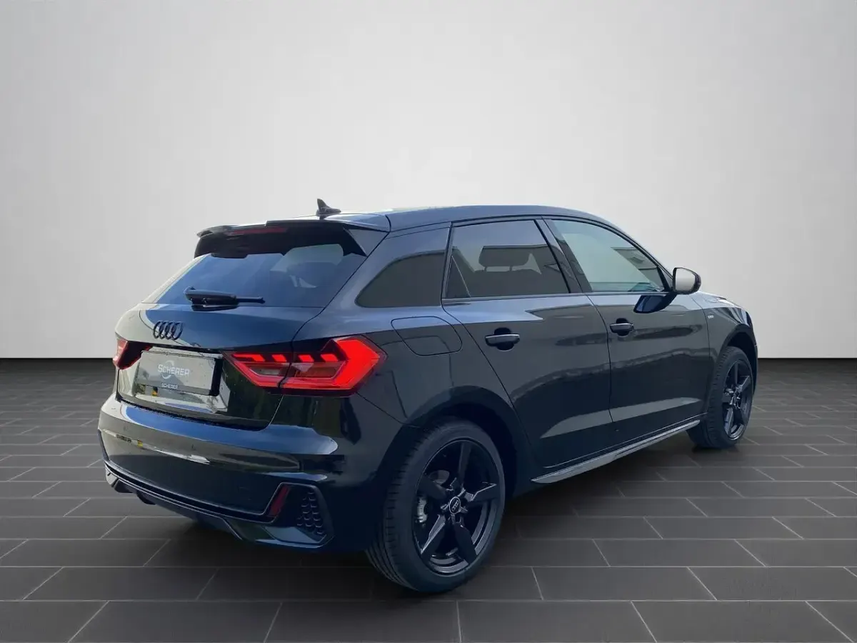 Neu Audi A1 Advanced 116 PS (85 kW) 2026 Mythosschwarz metallic (metallic) SUV