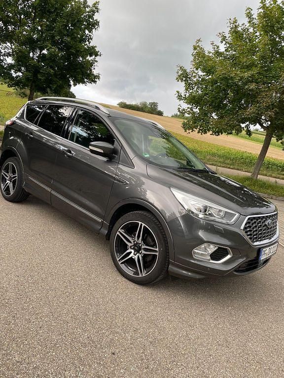 Grau Gebraucht 2017 Ford Kuga Vignale SUV | 14.800 € (Fairer Preis) - Bild 1/4